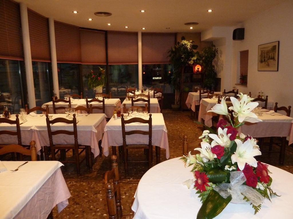 Отель Restaurant Fonda Giralt Amer Экстерьер фото